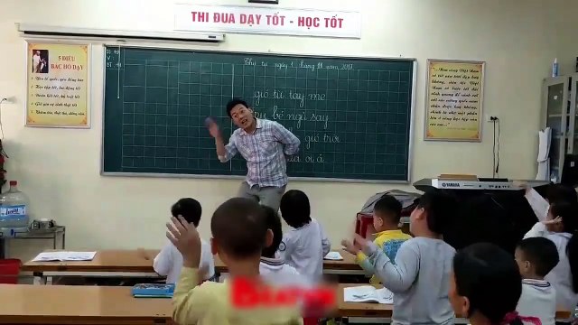 Xuất hiện thầy giáo dạy nhạc soái ca nhảy múa bài Đàn gà con có tâm nhất quả đất!