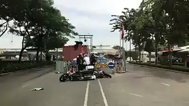 Cảnh sát cơ động dùng chân lên gối nam thanh niên