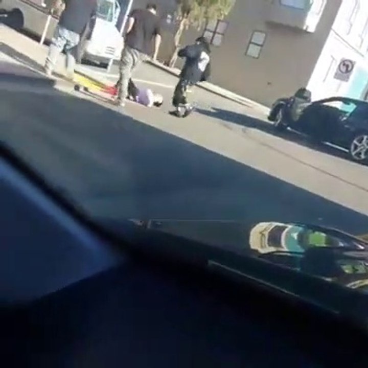 Ce chauffard ejecte son passager en faisant du drift sur un rond point... Utilité de la ceinture!