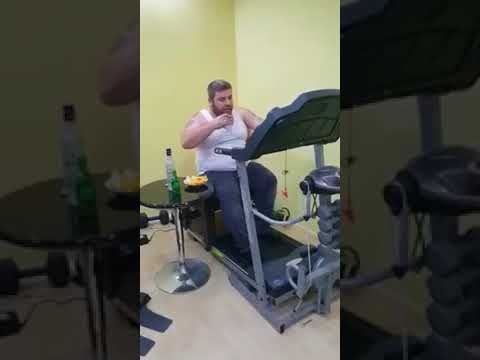 Koşu Bandında Rakı İçen Adam