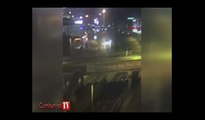 TIR'ın metrobüs yoluna devrilme anı kamerada