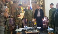 Skandal Görüntü! Rus Komutan, Terör Örgütü YPG Sözcüsü ile Basın Açıklaması Yaptı