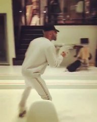 Swizz Beatz en patins à roulette, cigare et whisky chez lui