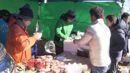 "생업보다 구조"...선주·주민들 '도움 손길' / YTN