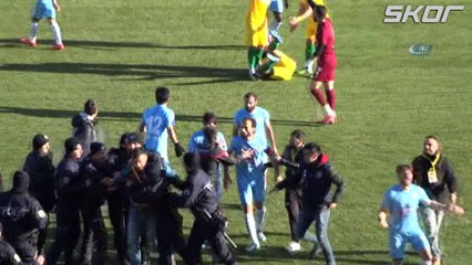 Saha görevlisi tekme ile sporcuyu yere indirdi