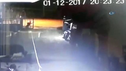 Devrilen Demir Kapının Altında Can Verdi