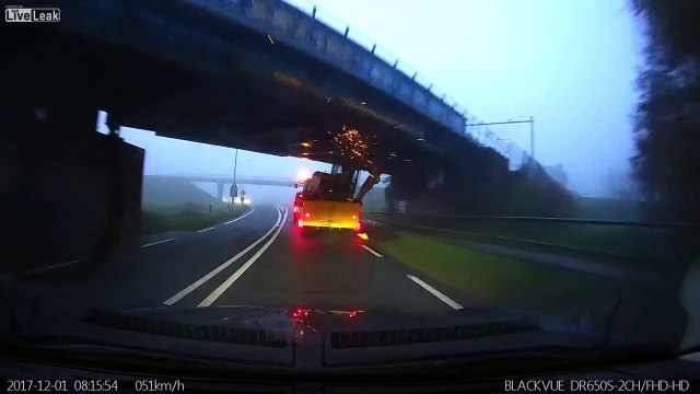 Cette pelleteuse s'empale sous un pont lors de son transport... ça passe pas en hauteur !
