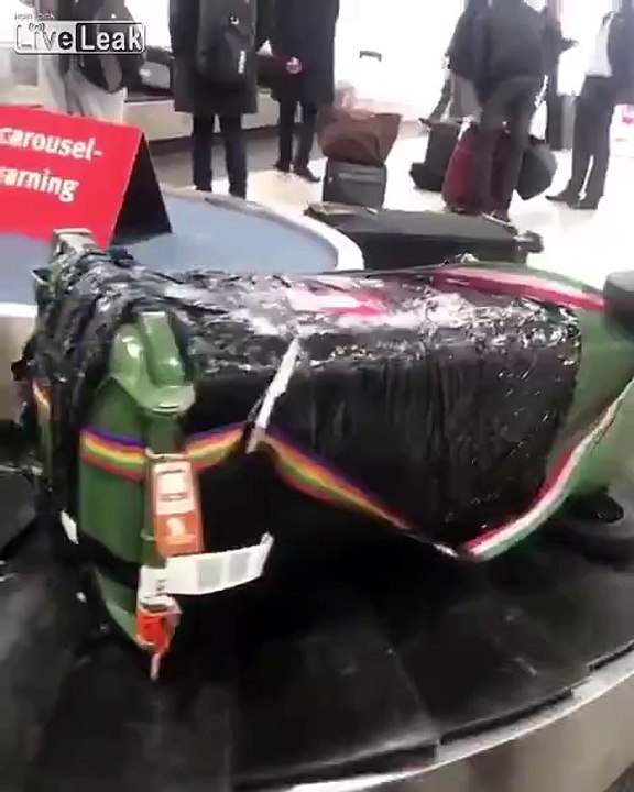 Transportez vos bagages en avion.. dans une poubelle !