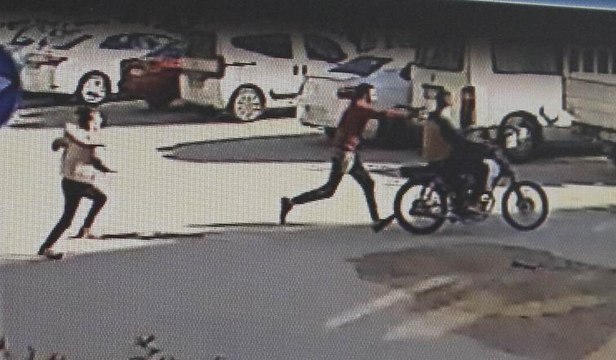 Çalıntı motosikletle kapkaç anı kamerada
