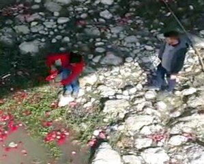 Suya Düşen Türk Bayrağını İki Lise Öğrencisi Çıkardı