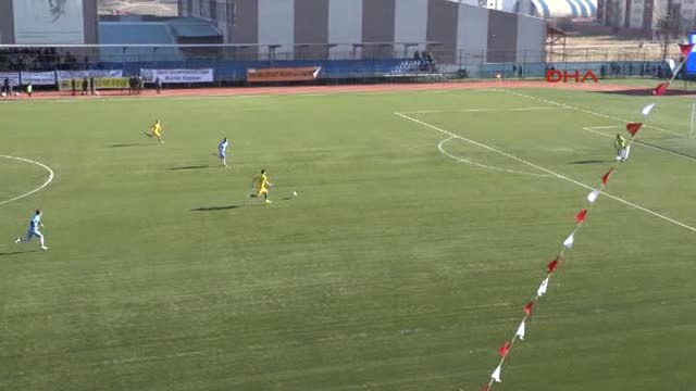Adıyaman Bir Seyirci Sahaya Girip Futbolcuya Tekme Tokat Attı