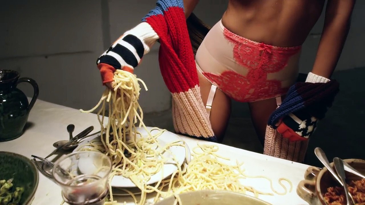 Emily Ratajkowski mange des pâtes pour le Love Magazine