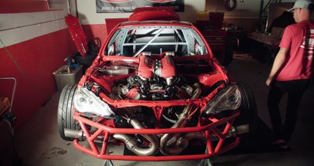 Il met un moteur ferrari dans sa vielle voiture Toyota... Lourd!!!!!