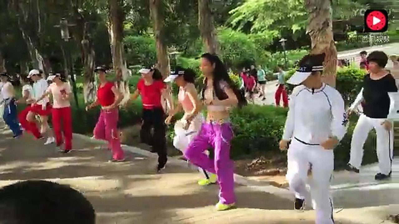 深圳广场舞：大妈舞蹈跳得真不错！