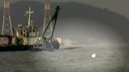 차가운 바다에서 스티로폼 잡고 필사적으로 버텼다 / YTN