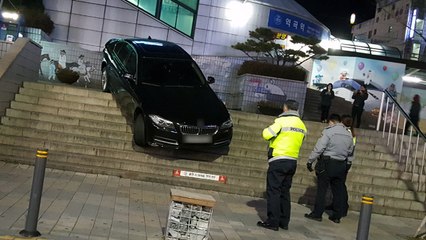 만취 승용차 계단 굴러떨어져..."경찰 수사" / YTN