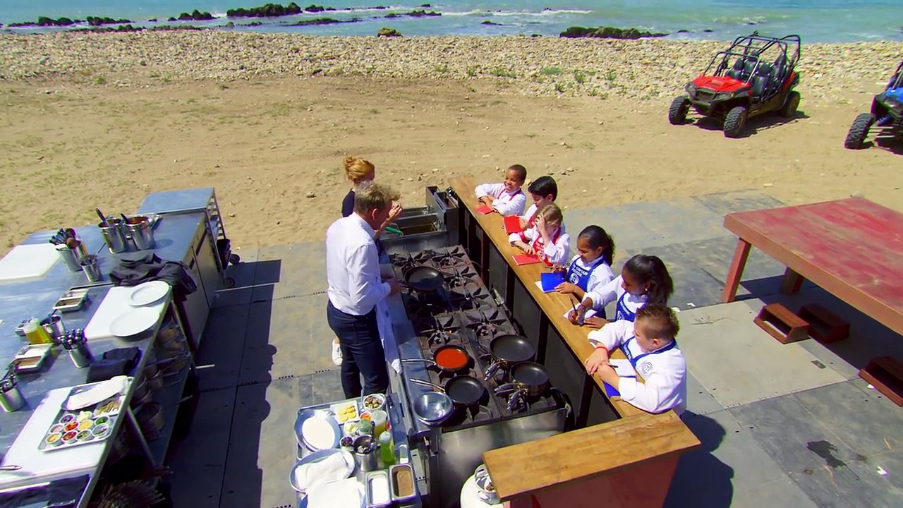 Gordon Ramsay Demonstrates How To Cook A Scallop Appetizer _ Season 5 Ep. 13 _ MASTERCHEF JUNIOR-jFi2khQ0OVw