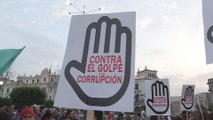 Cientos de peruanos marchan contra la corrupción y en defensa de la democracia