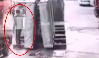 Dehşet anı kamerada: Cam blok işçinin kafasında tuzla buz oldu