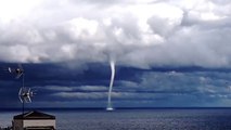 Une trombe marine filmée au large de l'Italie... Phénomène météo impressionnant