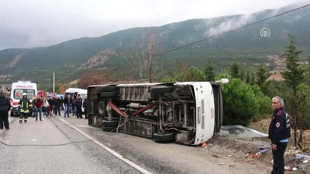 Öğrenci Midibüsü Devrildi: 20 Öğrenci Yaralandı