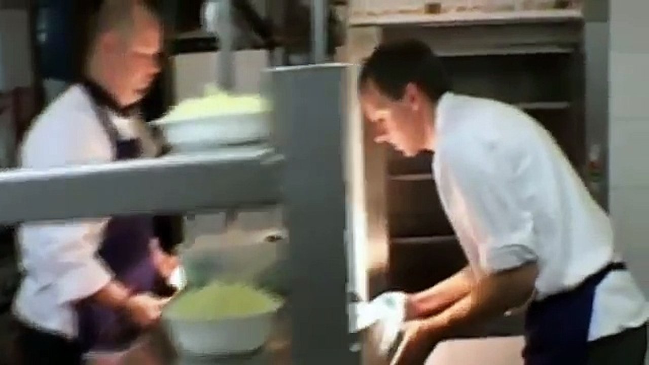 Gordon realises that head chef Richard could be to blame for the kitchens poor performance-quxkrx633fQ