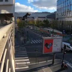 Paris : il saute d'un pont sur un panneau publicitaire à Bercy