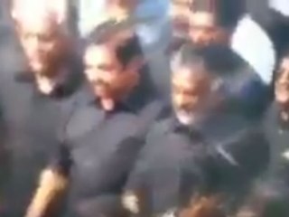 ஜெ. நினைவுதின மவுன ஊர்வலத்தில் சிரித்துக் கொண்டே எடப்பாடியாரை முந்தி ஓடும் ஓபிஎஸ்!- வீடியோ