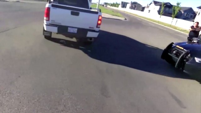 Un motard a la mauvaise idée de prendre la fuite alors qu'il se fait intercepter par des policiers