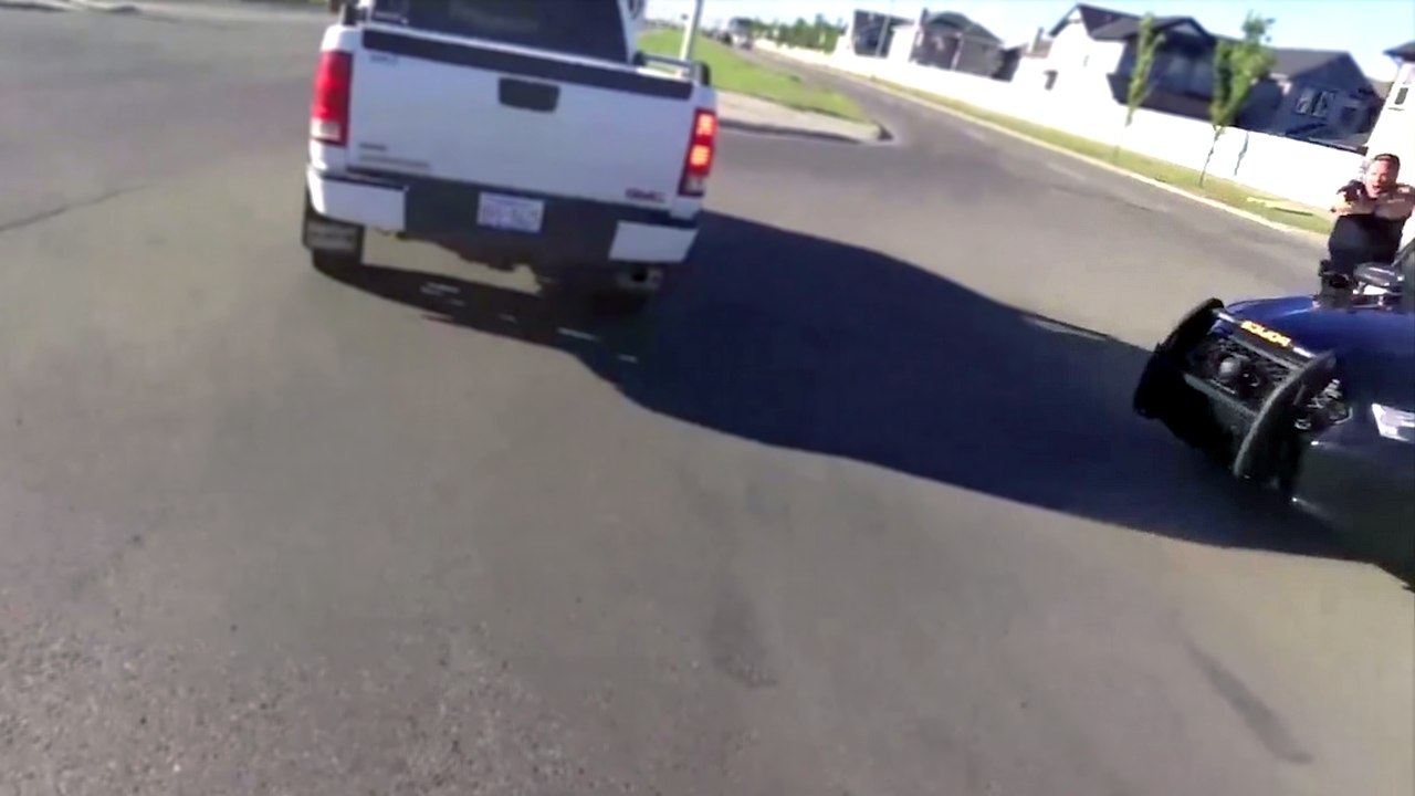 Un motard a la mauvaise idée de prendre la fuite alors qu'il se fait intercepter par des policiers