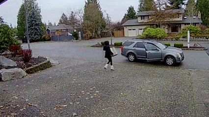 Une voleuse de colis prise en flagrant délit par la propriétaire