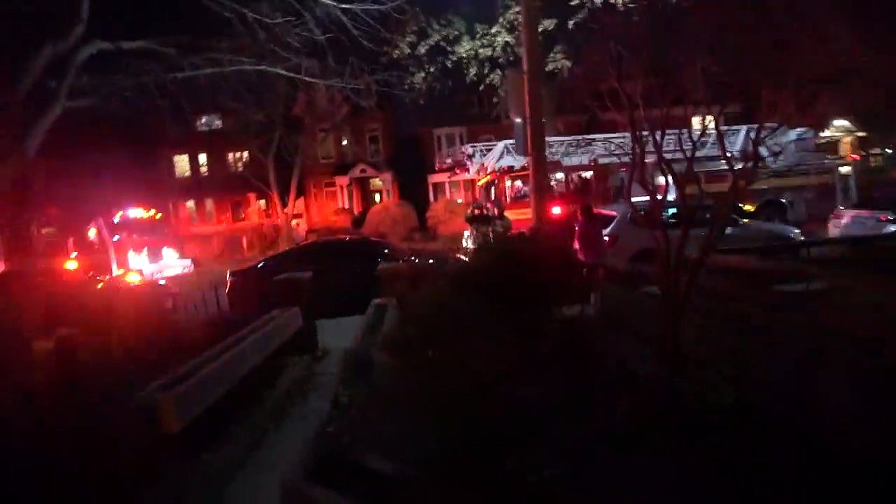Il se réveille et découvre que quelqu’un a mis le FEU à sa maison