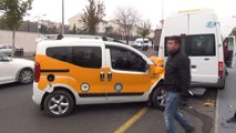 Diyarbakır'da Sivil Askeri Araç ile Ticari Taksi Çarpıştı: 2 Yaralı