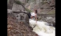 Yoga en équilibre au-dessus d'une rivière... PLOUF !!