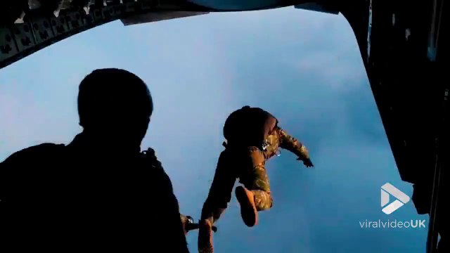 Saut en parachute de forces spéciales à 250km/h sans visibilité !!