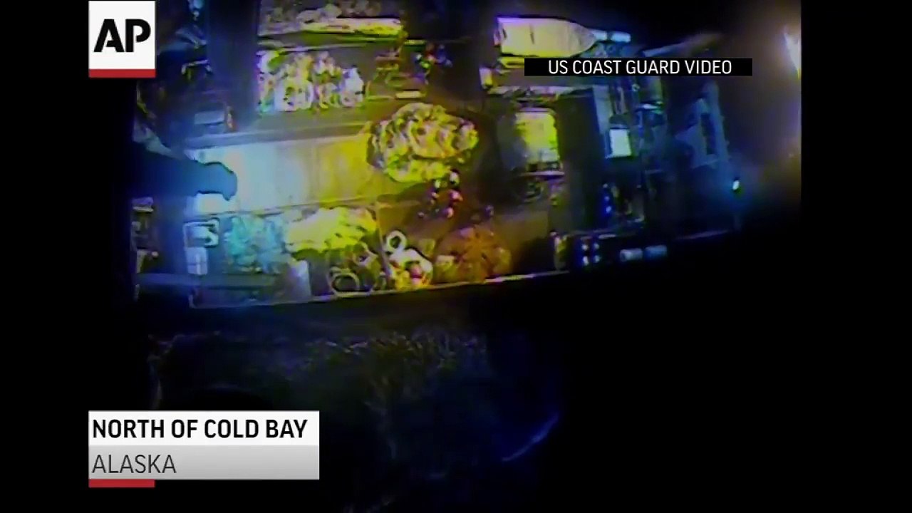 Sauvetage en hélicoptère par hélitreuillage d'un marin en pleine mer en Alaska !!