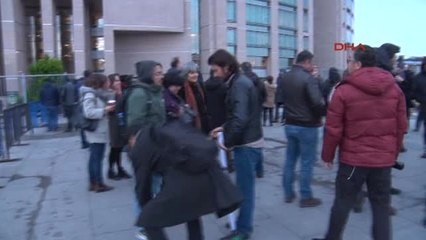 Yargılanmaya Başlanan Akademisyenlere Adliye Önünde Destek