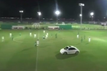 Il envahit le terrain… en voiture !