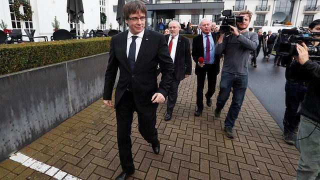 Spanien zieht internationalen Haftbefehl gegen Puigdemont und 4 Mitstreiter aus Katalonien zurück