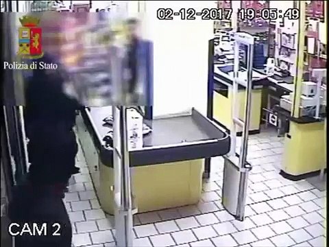 Bari: rapina il discount ma viene preso dai poliziotti, una anziana si è sentita male