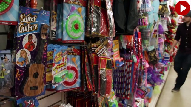 1 dolara aldığı gitarla müzik yaptı