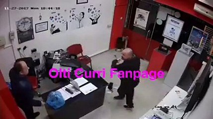 Shikoni si klienti me sëpatë bën kërdinë në dyqanin në mes të Tiranës