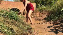 Primitive girl Catch a lot of fish by Hand - How to catch fish traditional style in Cambodia