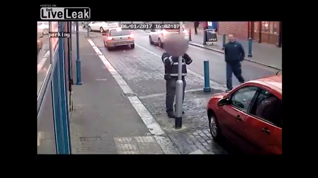 Ce gars n’apprécie pas trop qu'on lui mette une amende