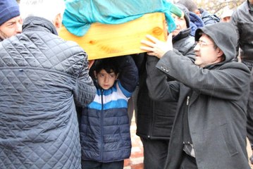 11 Yaşındaki Çocuk, Babası Tarafından Öldürülen Oğlunun Tabutunu Omuzladı