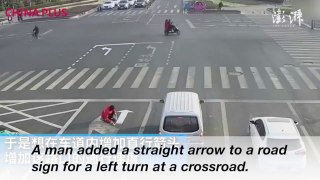 He paints an arrow on the ground to avoid traffic jams