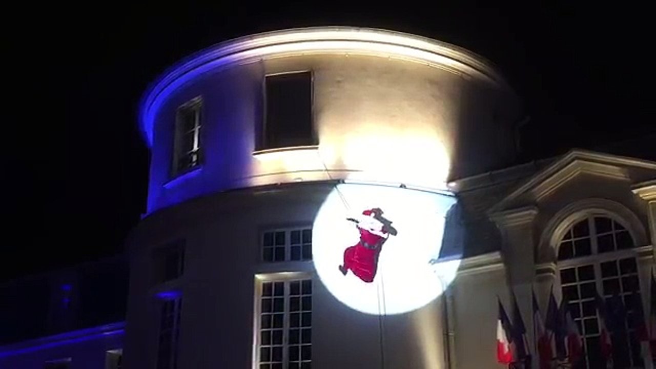 Le Père Noël chute de la façade de la mairie de Clamart