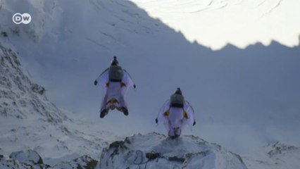 Paraşütle atlayıp havadaki uçağa girdiler