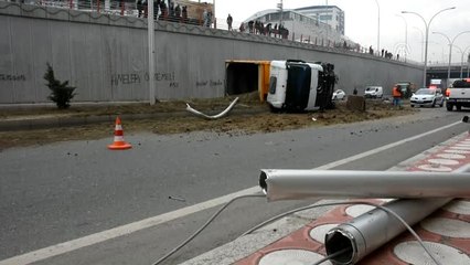 Batman'da Kum Yüklü Hafriyat Kamyonu Devrildi