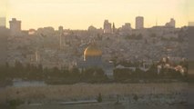 ترامب يبلغ عباس نيته نقل السفارة الأميركية إلى القدس وسط استنكار عربي وإسلامي